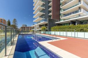 Бассейн в Strand Beachside 104 или поблизости