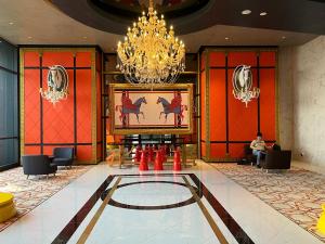 クアラルンプールにあるArte Cheras @ Kuala Lumpurのシャンデリアとプールのあるホテルロビー