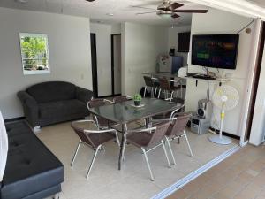 a living room with a table and chairs and a couch at Apartasol en Santa Fe de Antioquia in Santa Fe de Antioquia