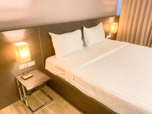 Leosor Hotel في ناخون راتشاسيما: غرفة فندقية بسرير كبير وموقف ليلي