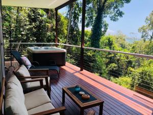 Балкон або тераса в Sky: rainforest and ocean views with jacuzzi