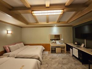 TV a/nebo společenská místnost v ubytování Hotel G7 Daejeon
