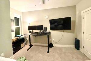 En tv och/eller ett underhållningssystem på Luxury 2-Bed 2 Bath Apartment