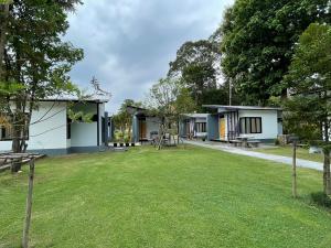 una casa con un patio delante de ella en Suptara Resort, en Nakhon Nayok