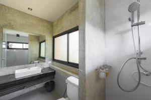 La salle de bains est pourvue de toilettes, d'un lavabo et d'une douche. dans l'établissement Suptara Resort, à Nakhon Nayok