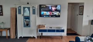 GOLDFIELDS STUDIO APARTMENT, Beaconsfield - Fully Self-contained, air-conditioning的电视和/或娱乐中心