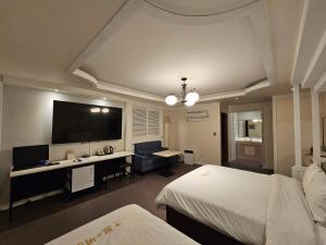 TV a/nebo společenská místnost v ubytování Hotel G7 Daejeon