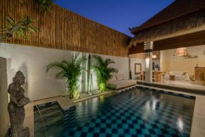 Бассейн в Villa 3BR Canggu Tropical Vibes ! или поблизости