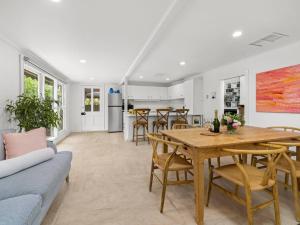 ein Wohnzimmer mit einem Holztisch und Stühlen in der Unterkunft Elm Cottage in Benalla