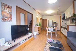 sala de estar con TV de pantalla plana grande en 五卧室别墅 毗邻大阪城公园 en Osaka