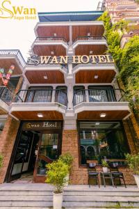 un edificio con un letrero que lee hotel Ward en Swan Sapa Hotel, en Sa Pa