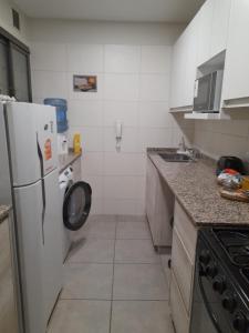 een keuken met een witte koelkast en een wastafel bij Excelente departamento en lujan de cuyo in Ciudad Lujan de Cuyo