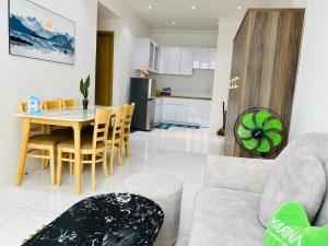 Dapur atau dapur kecil di ALPHA HOMESTAY MARINA 2 Phòng Ngủ View Sông