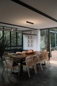 uma sala de jantar com uma mesa de madeira e cadeiras em The Estate Hulu Rening - Private Retreat Cabin em Batang Kali