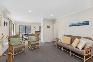 Khu vực ghế ngồi tại Pilot Bay Pad - Mount Maunganui Holiday Home