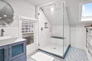 een witte badkamer met een douche en een wastafel bij Perry District Superb Quality Perfect Location in Spokane