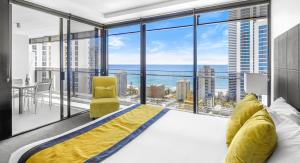 1 dormitorio con cama y vistas al océano en Circle on Cavill 25th Floor with Ocean Views, en Gold Coast