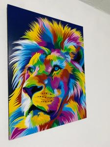 una pintura de un león en una pared en Bogotá Kings 101 en Bogotá