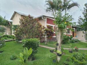 een huis met een tuin met een palmboom bij Los Cipreses-10persons-Deep connection with nature 