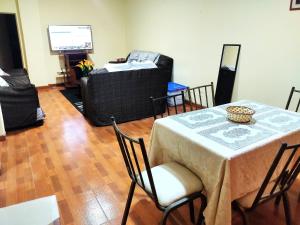 uma sala de estar com uma mesa e um sofá em Fernanda apartment em Arequipa