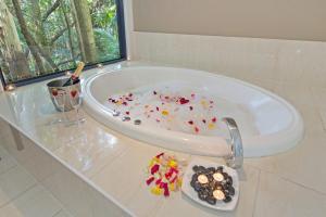 a bath tub filled with lots of sprinkles at Pethers Rainforest Retreat in Mount Tamborine +33 photos