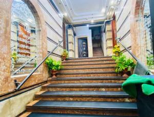 um conjunto de escadas num edifício com plantas em Luxury apartment by the sea! em Alexandria