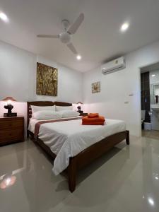 una camera con letto e ventilatore a soffitto di Super Som Rawai a Rawai Beach