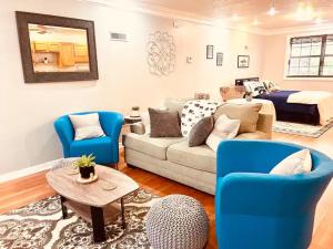 sala de estar con sofá, sillas y cama en The Bear’s Den en Charleston