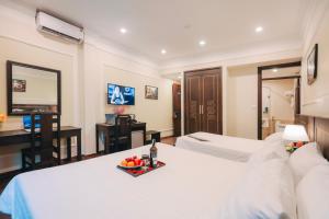 Postel nebo postele na pokoji v ubytování Ha Noi Lake View Hotel & Travel