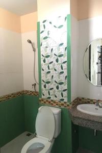 合艾的住宿－星別墅度假旅館，一间带卫生间、水槽和镜子的浴室