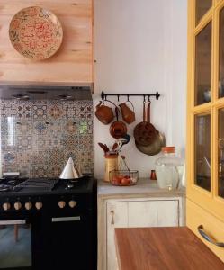 Η κουζίνα ή μικρή κουζίνα στο The White House Homestay