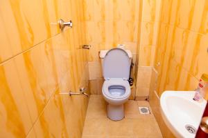 キスムにあるSYLVIA'S LUXURIOUS APARTMENTのバスルーム(トイレ、洗面台付)
