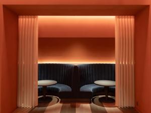 福岡市にあるホテル イル・パラッツォの青い椅子とテーブル2台が備わるバー