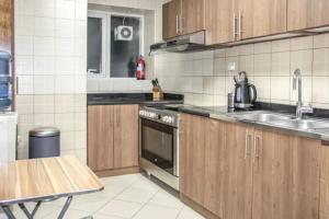 Kuchyň nebo kuchyňský kout v ubytování Unique 2 Bedroom Apartment in Center of Ajman