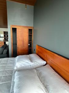 Un dormitorio con una cama con almohadas blancas. en Villas Páramo Cloud Forest Hotel, en División