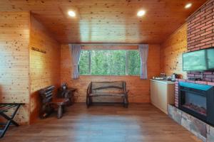 una habitación con chimenea en una cabaña de madera en Happy Farm Homestay, en Fuxing