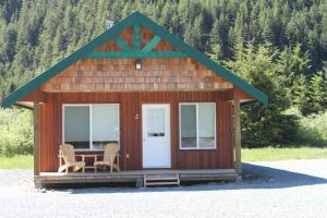Cabaña pequeña con mesa y sillas en Sunshine Valley RV Resort and Cabins, en Sunshine Valley