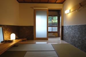 a room with a window and a table with a mirror at 離島-宿navelの学校-三原港から船で14分 in Mihara