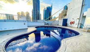 Bazén v ubytování Rare Holiday Homes - Next to Marina Mall - Harbour View - The Atlantic Tower - R306 - Dubai Marina nebo v jeho okolí