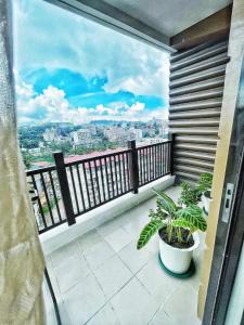 d'un balcon avec vue sur la ville. dans l'établissement QFandZ Baguio Homestay at Brenthill Condominium, à Baguio