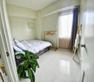 Cette petite chambre comprend un lit et une fenêtre. dans l'établissement QFandZ Baguio Homestay at Brenthill Condominium, à Baguio