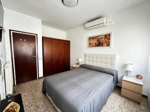 um quarto com uma cama e uma porta castanha em Rooms Sepulveda em Barcelona