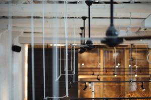 lampadario pendente appeso a un soffitto in una stanza di Lampstand STAY Asahikawa a Asahikawa