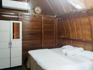 Tempat tidur dalam kamar di The Lavana Villa LDR Bandar Lampung