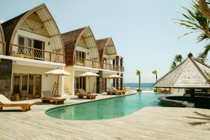 une villa avec une piscine et un complexe dans l'établissement ALANA PENIDA HOTEL, à Batununggul