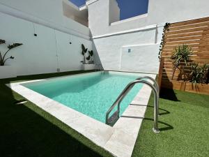a swimming pool in the backyard of a house at Apartamento Plaza in Castilleja de la Cuesta