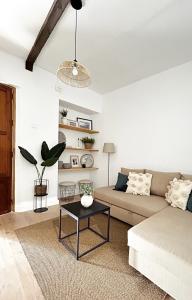 sala de estar con sofá y mesa en Apartamento Plaza, en Castilleja de la Cuesta