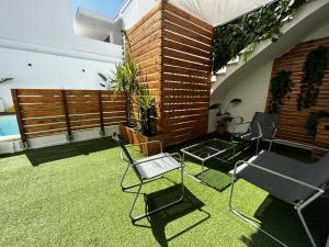 een kamer met stoelen en een zwembad bij Apartamento Plaza in Castilleja de la Cuesta
