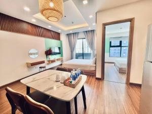 Habitación con mesa de comedor y dormitorio. en FLC Sea Tower Quy Nhơn - Codotel Cạnh Biển Quy Nhơn, en Quy Nhon