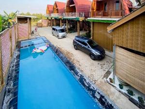 uma vista superior de uma piscina com um carro em The Lavana Villa LDR Bandar Lampung em Lampung